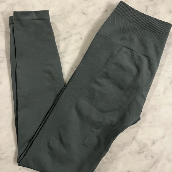 Alphalete Amplify Leggings in Charcoal - Picture 2 of 5